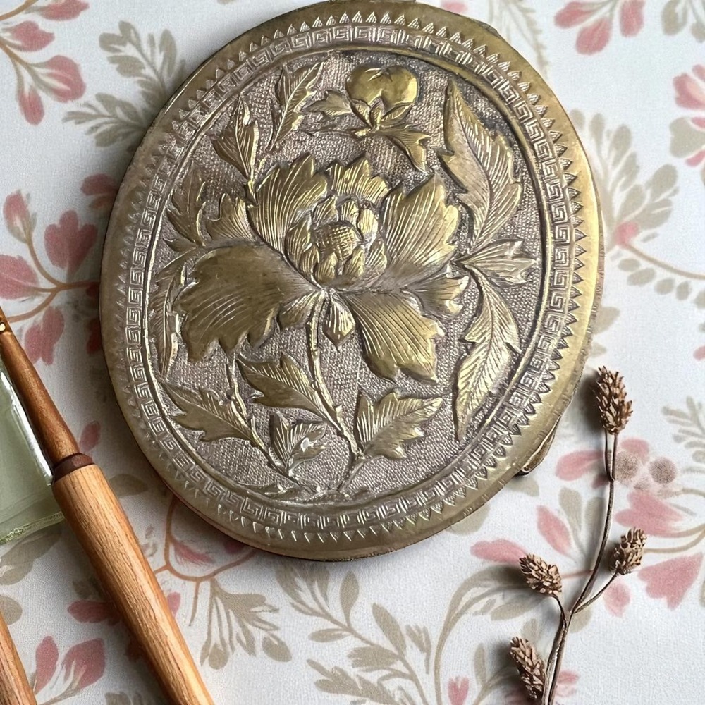 Chinese Vanity Trinket  Box by Sing Fat 勝發‎ Deep Peony Chasing  Oval ca. 1920